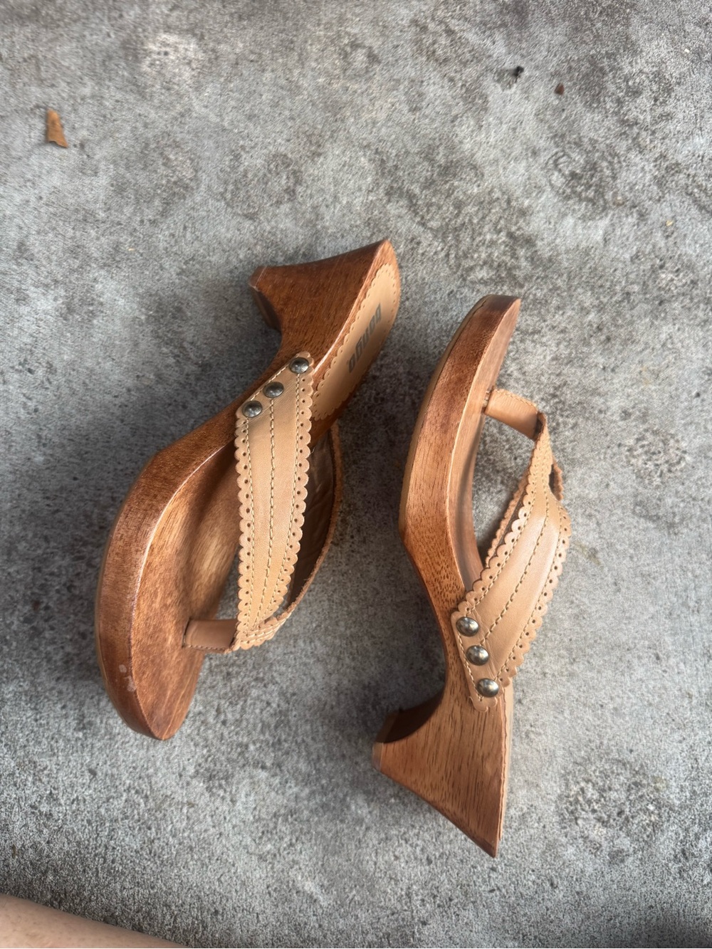 BONGO Tan Scalloped Wedge Thong Sandals - Picture 5 of 6